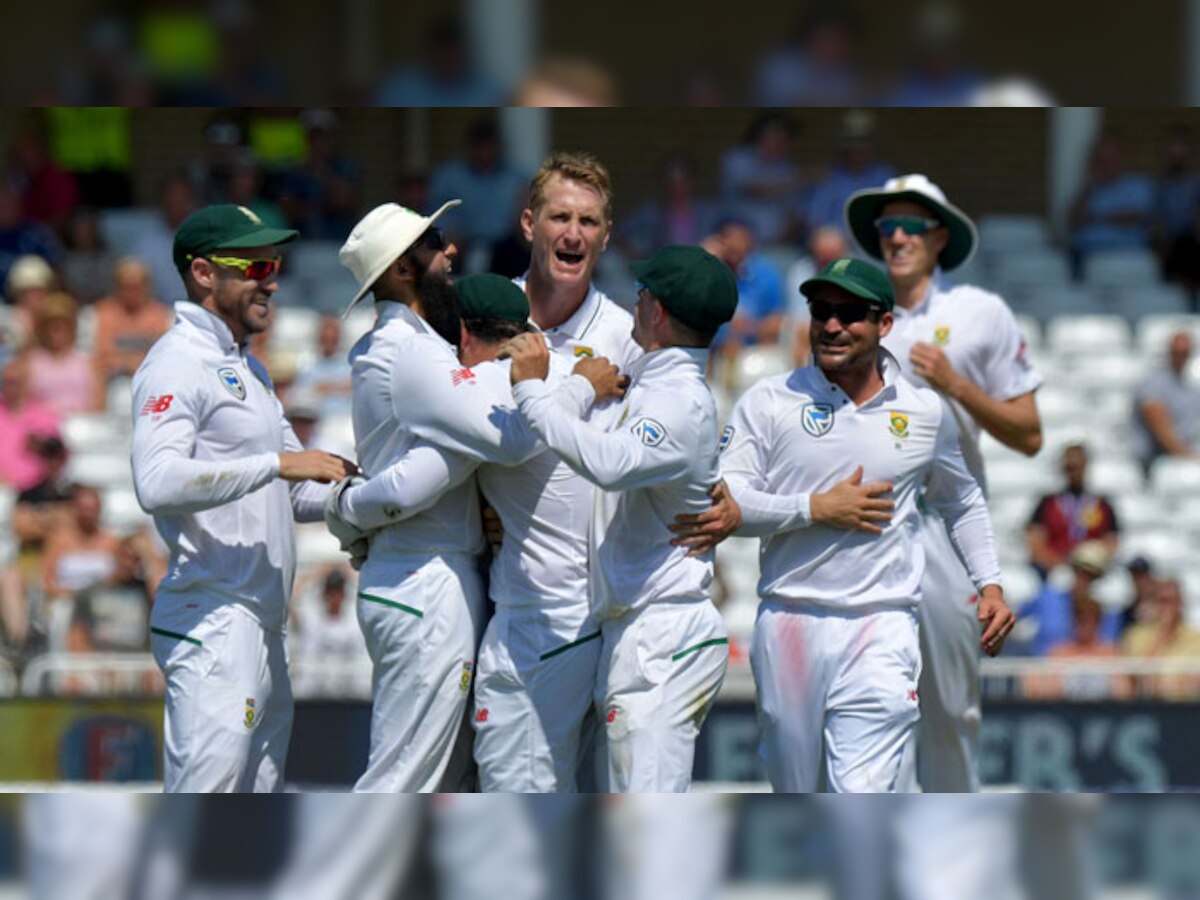 इंग्लैंड के खिलाफ दूसरे टेस्ट मैच में जीत के बाद खुशी मनाते दक्षिण अफ्रीका के खिलाड़ी. (PHOTO : ICC‏/Twitter)