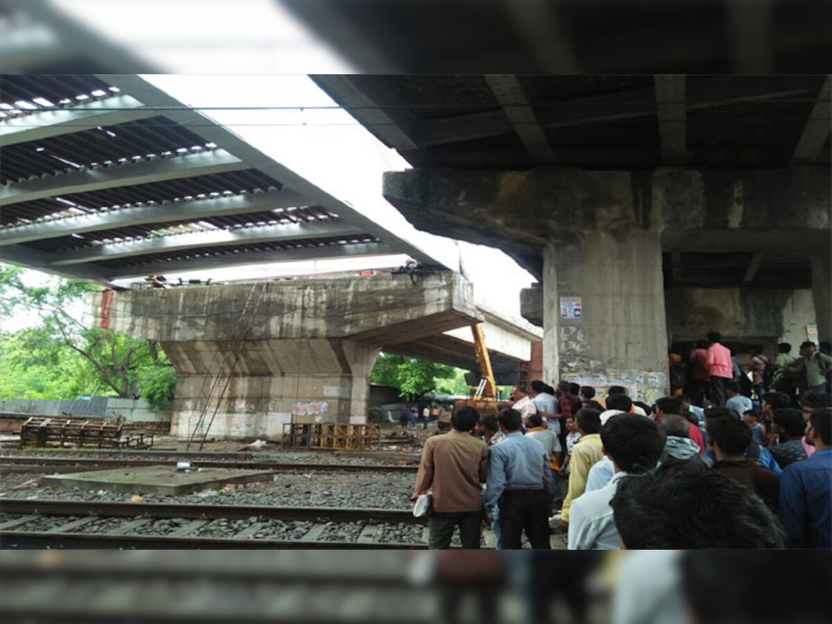 सासाराम रेलवे स्टेशन के नजदीक अचानक गिरा निर्माणाधीन रेल ऊपरी पुल. (PHOTO : IANS)