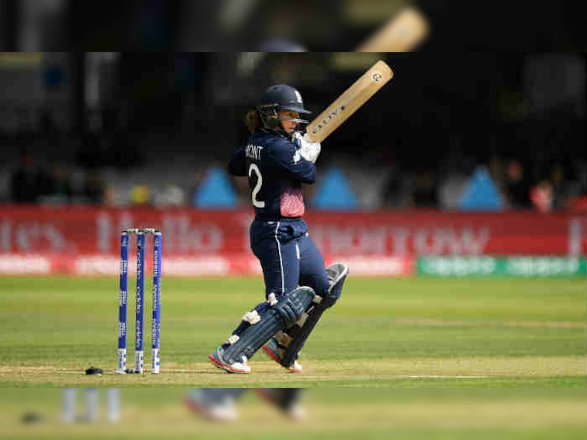पूनम राउत ने टॉप स्कोरर टैमी ब्यूमोंट को किया आउट (PIC : cricketworldcup)
