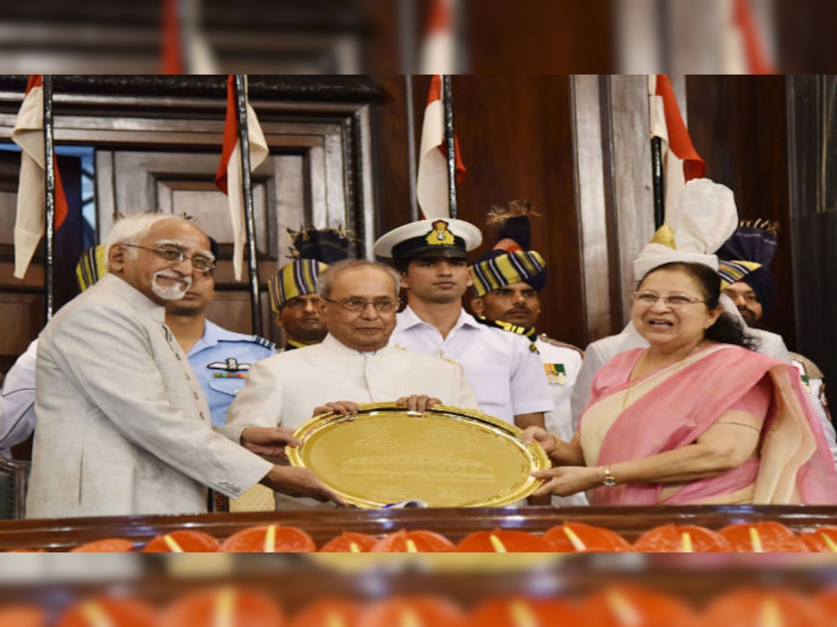 मुखर्जी ने कहा कि यह दुर्भाग्यपूर्ण है कि संसद का जो समय विधायी कार्यों में लगना चाहिए उसमें कमी आयी है. फोटो-एएनआई