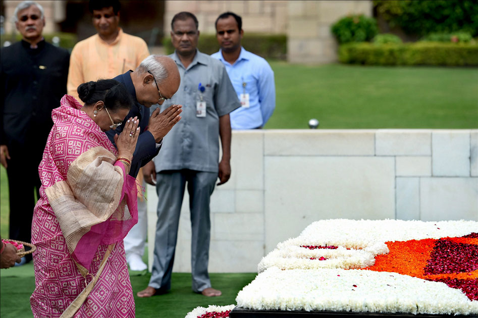 Ram Nath Kovind and his wife pay tributes to Mahatma Gandhi Ram Nath Kovind and his wife pay tributes to Mahatma Gandhi