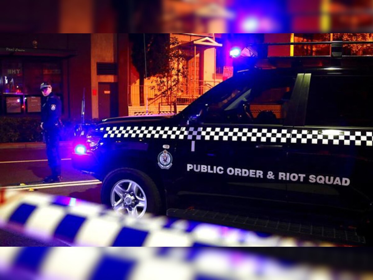 ऑस्ट्रेलियाई पुलिस ने सिडनी में चार लोगों की गिरफ्तारी के बाद उस इलाके को आम नागरिकों के लिए बंद कर दिया. वहीं स्ट्रीट पर तैनात पुलिस का एक जवान. (Reuters/30 July, 2017) 