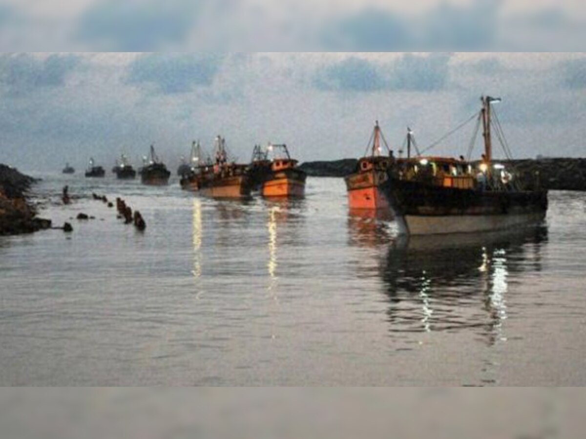 अधिकारियों ने बताय कि मछुआरों की तीन नौकाओं को भी जब्त कर लिया गया है. (प्रतिकात्मक फोटो)