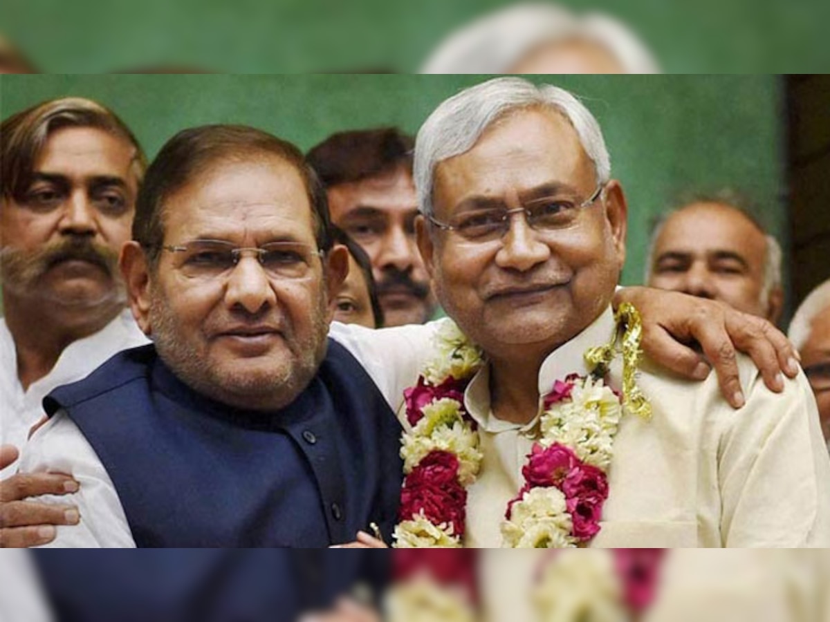 बिहार में महागठबंधन टूटने के बाद से शरद यादव (बाएं) और नीतीश कुमार में मतभेद वाक् युद्ध चल रहा है. (फाइल फोटो)