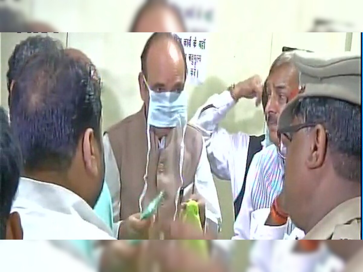कांग्रेस के एक प्रतिनिधिमंडल ने गोरखपुर में बाबा राघव दास मेडिकल कॉलेज हॉस्पिटल का दौरा किया. (एएनआई फोटो)
