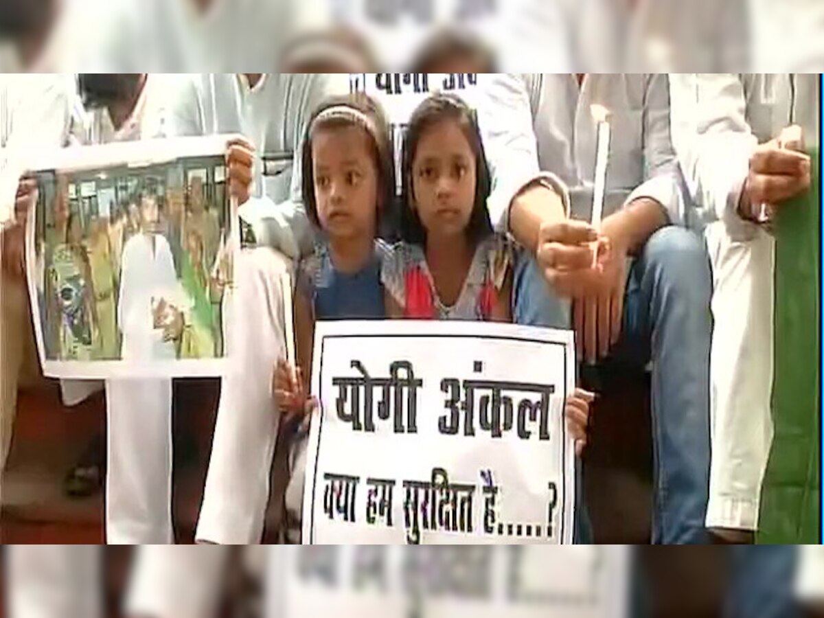बीआरडी अस्पताल में बच्चों की मौत पर गोरखपुर और लखनऊ में लोगों ने कैंडल मार्च निकाला. (एएनआई फोटो)