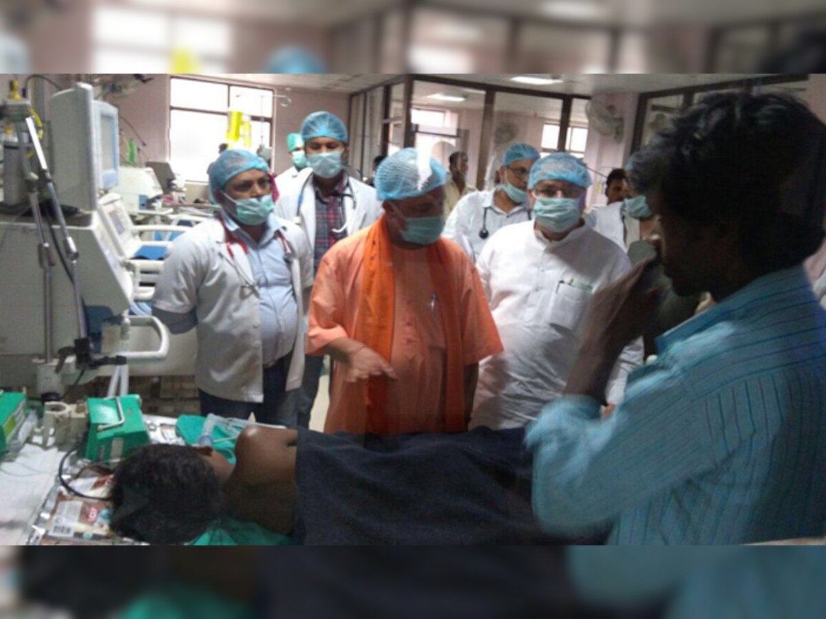 केंद्रीय स्वास्थ्य मंत्री जेपी नड्डा के साथ उप्र के सीएम योगी आदित्यनाथ गोरखपुर के बीआरडी अस्पताल पहुंचे. (एएनआई फोटो)