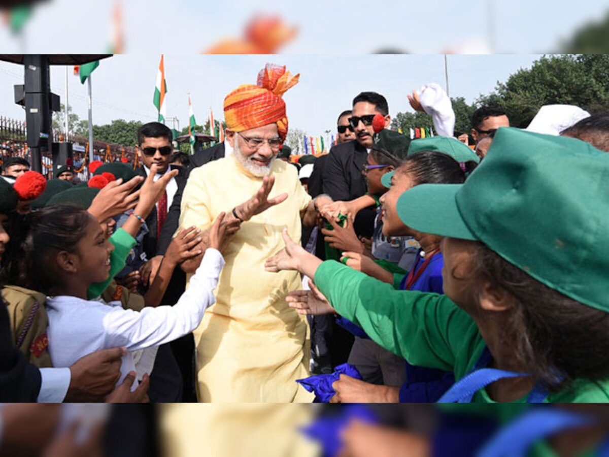 स्वतंत्रता दिवस के भाषण के बाद प्रधानमंत्री नरेंद्र मोदी ने स्कूली बच्चों से हाथ मिलाया (फोटोः पीआईबी)