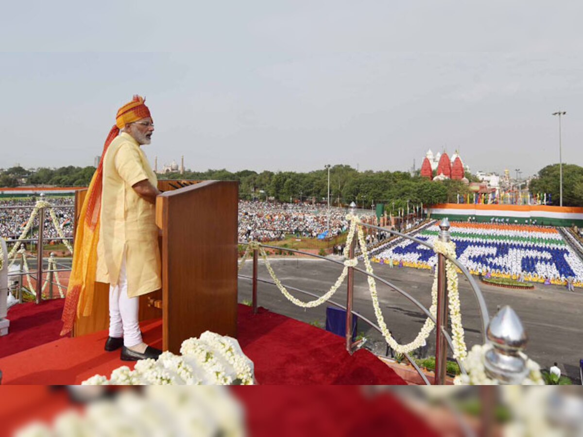 आजादी की 70वीं वर्षगांठ पर लालकिले की प्राचीर से देश को संबोधित करते प्रधानमंत्री नरेंद्र मोदी. (PHOTO : Narendra Modi/Twitter)