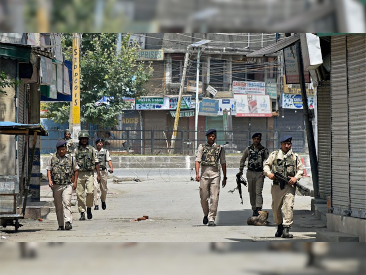 अलगाववादियों द्वारा बुलाए गए बंद के दौरान श्रीनगर के लाल चौक पर गश्त करते सुरक्षाकर्मी. (PHOTO : PTI/15 August, 2017)