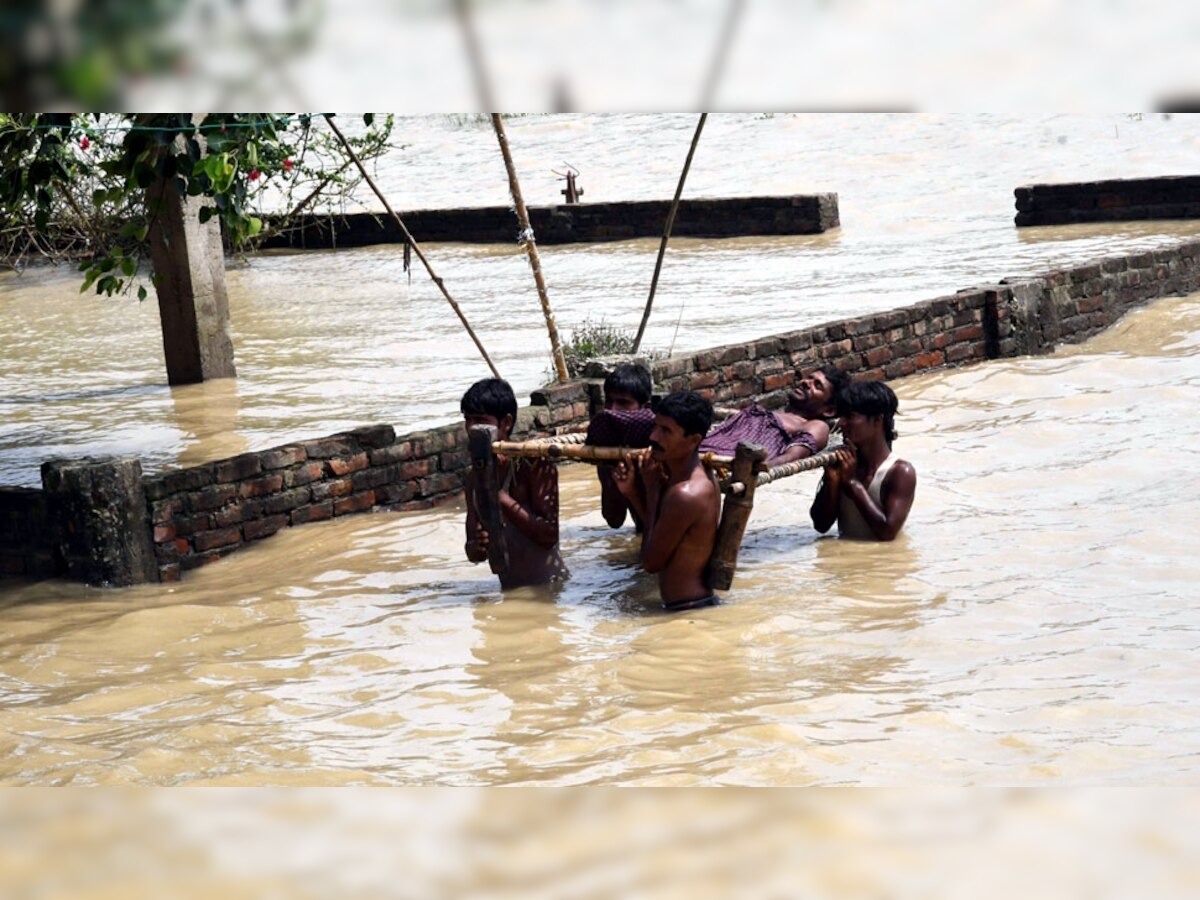 बाढ़ से प्रभावित सीतामढ़ी जिले का एक नजारा. यहां अब तक 13 मौतें हो चुकी हैं. (PHOTO : IANS/17 August, 2017)