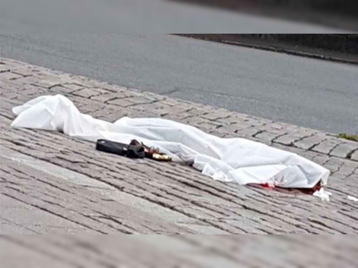 टुर्कू मार्केट स्क्वॉयर पर हमले में मारे एक व्यक्ति का मृत शरीर. (PHOTO : IANS/18 August, 2017)