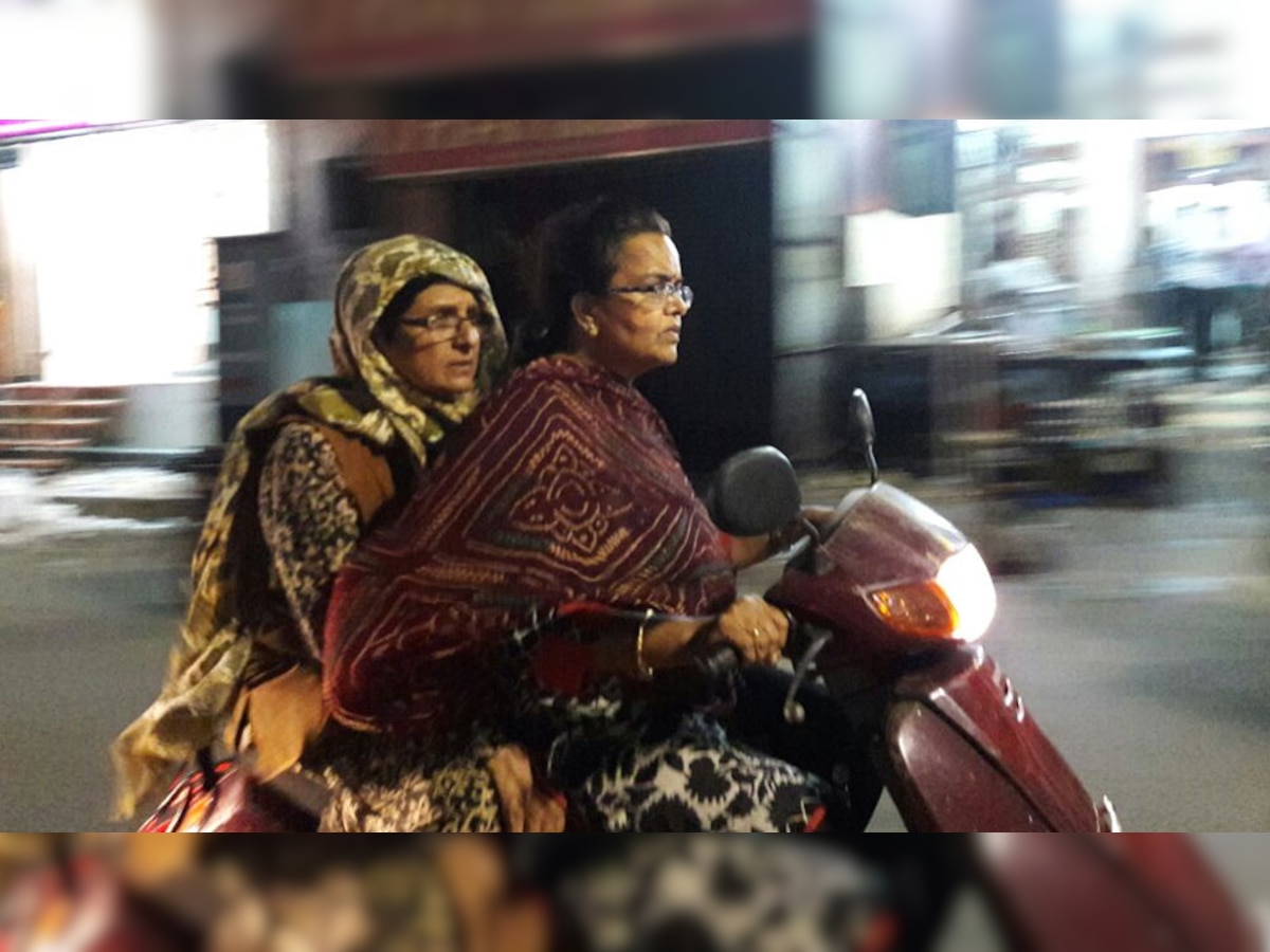 पुडुचेरी में महिला सुरक्षा का जायजा लेने स्कूटर पर निकलीं एलजी किरण बेदी (फोटोः ट्विटर)