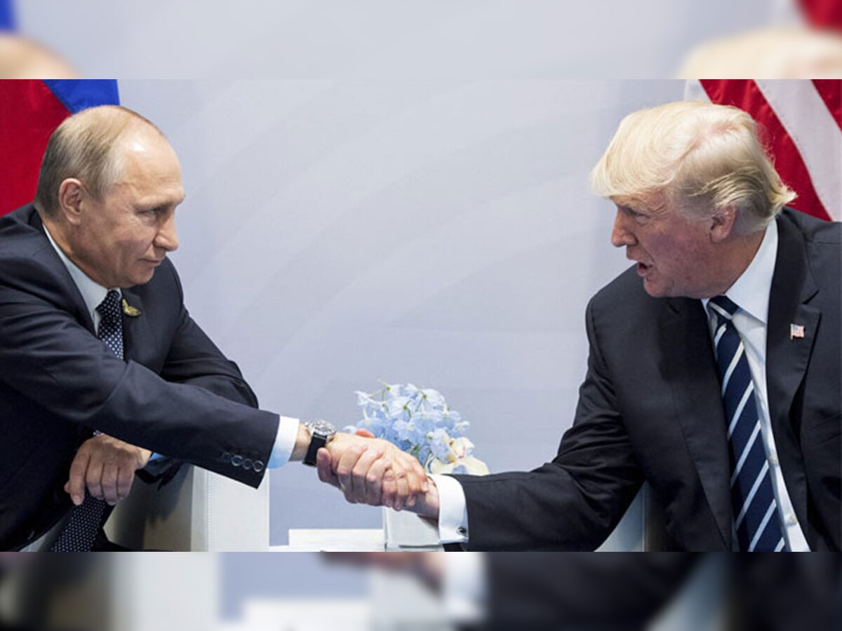 रूसी राष्ट्रपति व्लादिमीर पुतिन (बाएं) और साथ में अमेरिका के राष्ट्रपति डोनाल्ड ट्रंप. (फाइल फोटो)