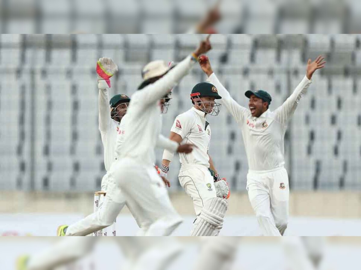 डेविड वॉर्नर (आठ) का विकेट गिरने के बाद खुशी मनाते बांग्लादेश के खिलाड़ी. (PHOTO : ICC/Twitter)