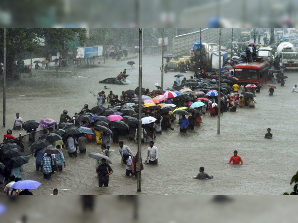 मुंबई के कई इलाकों में बीती रात से भारी बारिश हो रही है जिसके कारण हर जगह भारी जलजमाव है