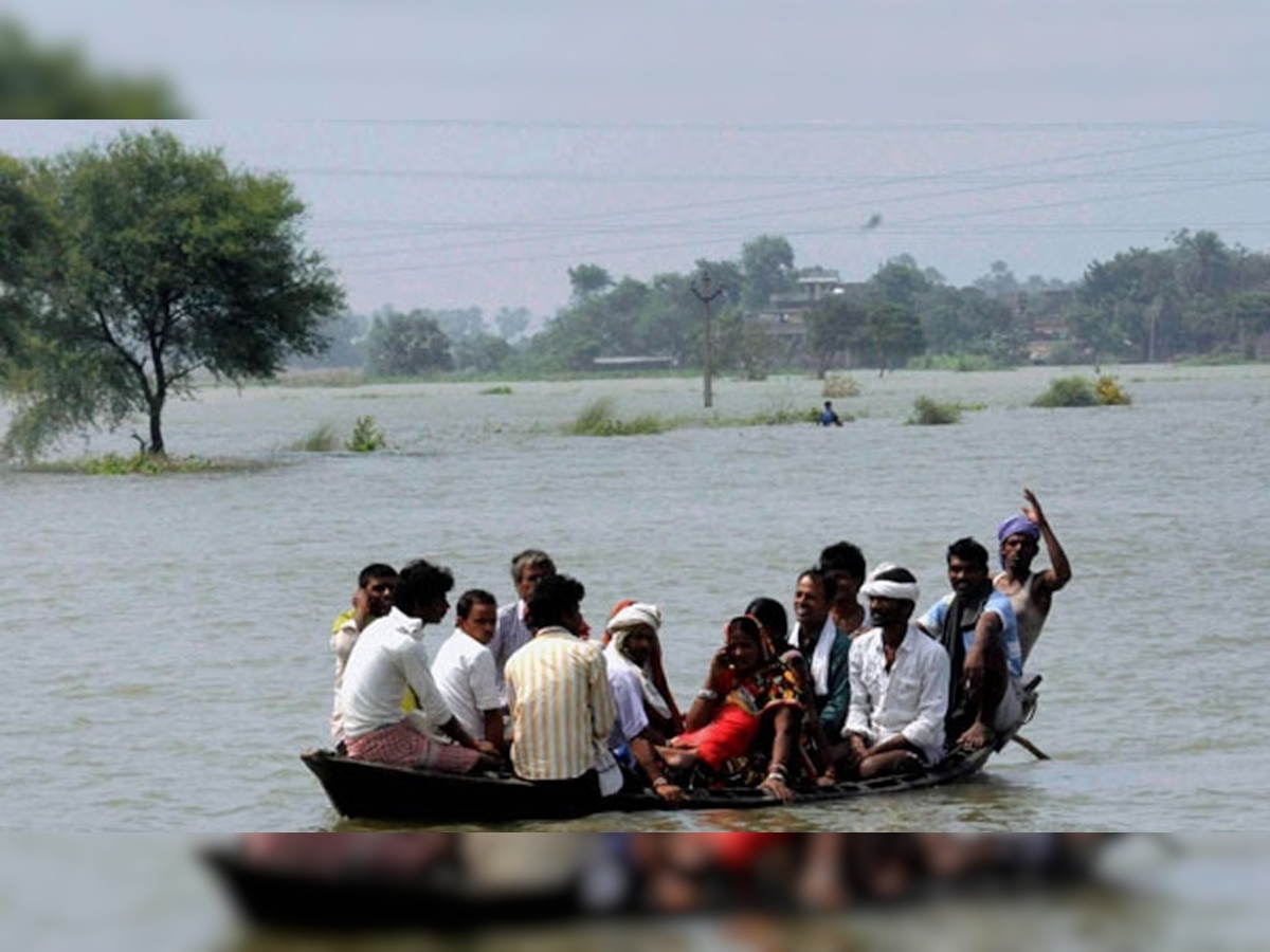देश के कई राज्यों में बाढ़ ने मचाई तबाही, तस्वीर बिहार में बाढ़ के तांडव की है (फोटो- पीटीआई)