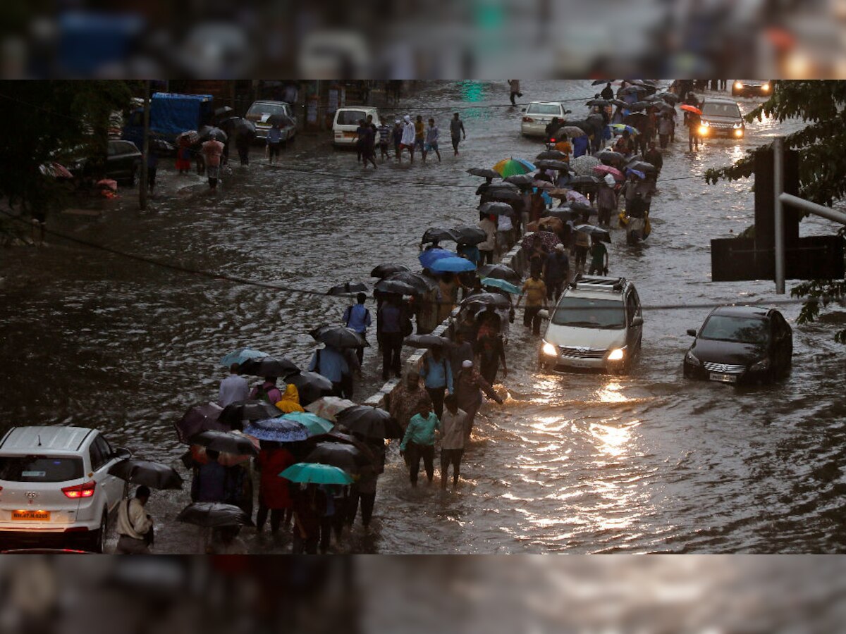 प्राकृतिक आपदाएं गंभीर संकट की ओर इशारा कर रही हैं, जिस पर विचार करना आवश्यक है (फोटोः मुंबई बारिश जी न्यूज)