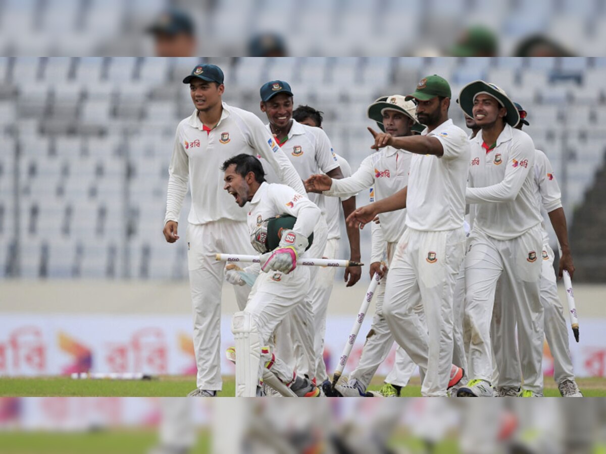 पहले टेस्ट मैच में ऑस्ट्रेलिया पर जीत के बाद मैदान पर जश्न मनाते बांग्लादेश के खिलाड़ी. (PHOTO : PTI/30 August, 2017)