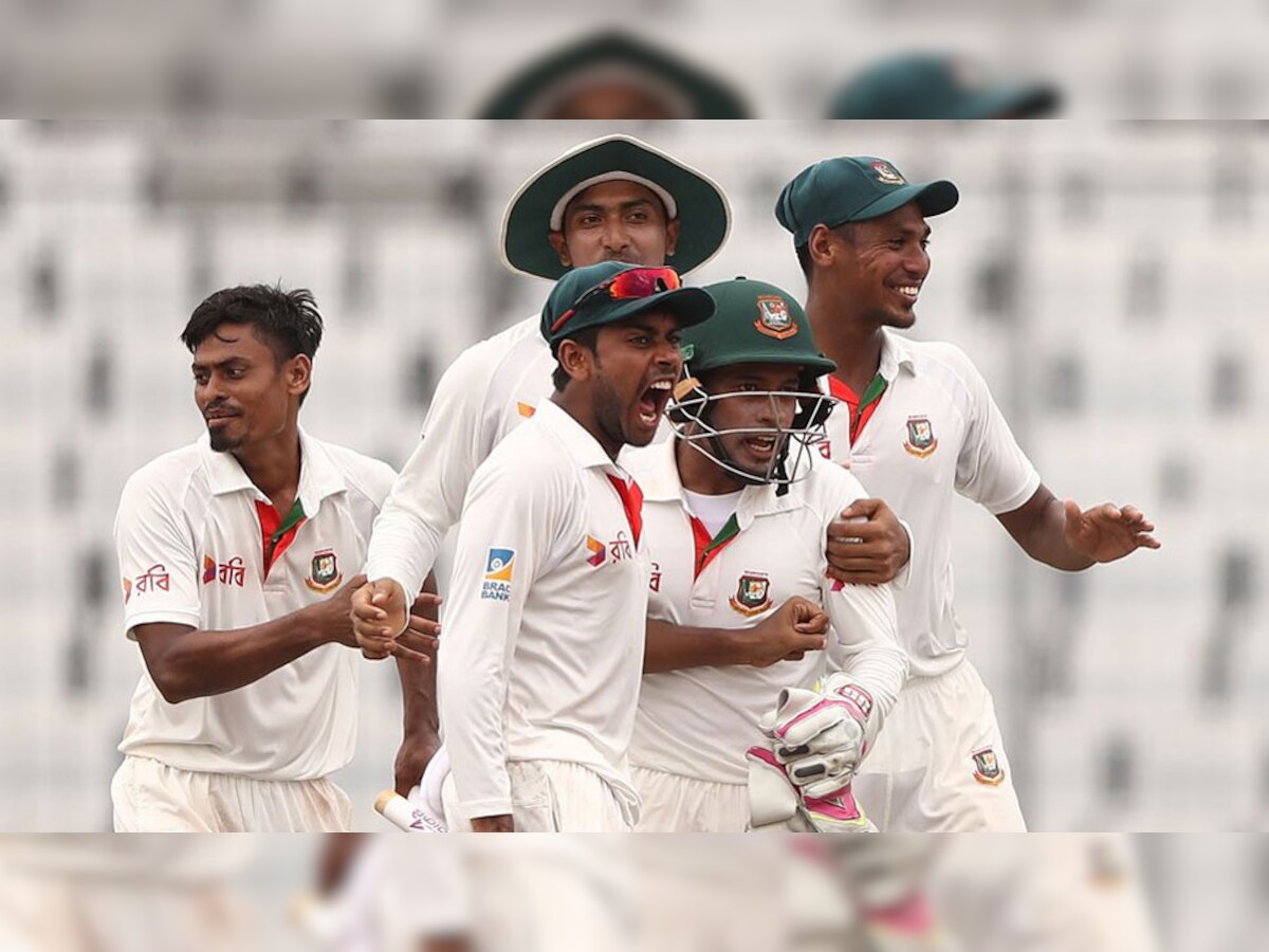 ऑस्ट्रेलिया के खिलाफ पहले टेस्ट मैच में जीत हासिल करने के बाद जश्न मनाते बांग्लादेश के खिलाड़ी. (PHOTO : ICC/Twitter)