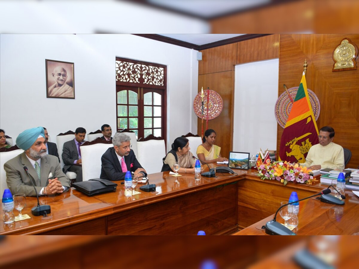 श्रीलंकाई राष्ट्रपति मैत्रिपाला सिरिसेना से मुलाकात के दौरान भारत की विदेश मंत्री सुषमा स्वराज. (PHOTO : IANS/1 September, 2017)