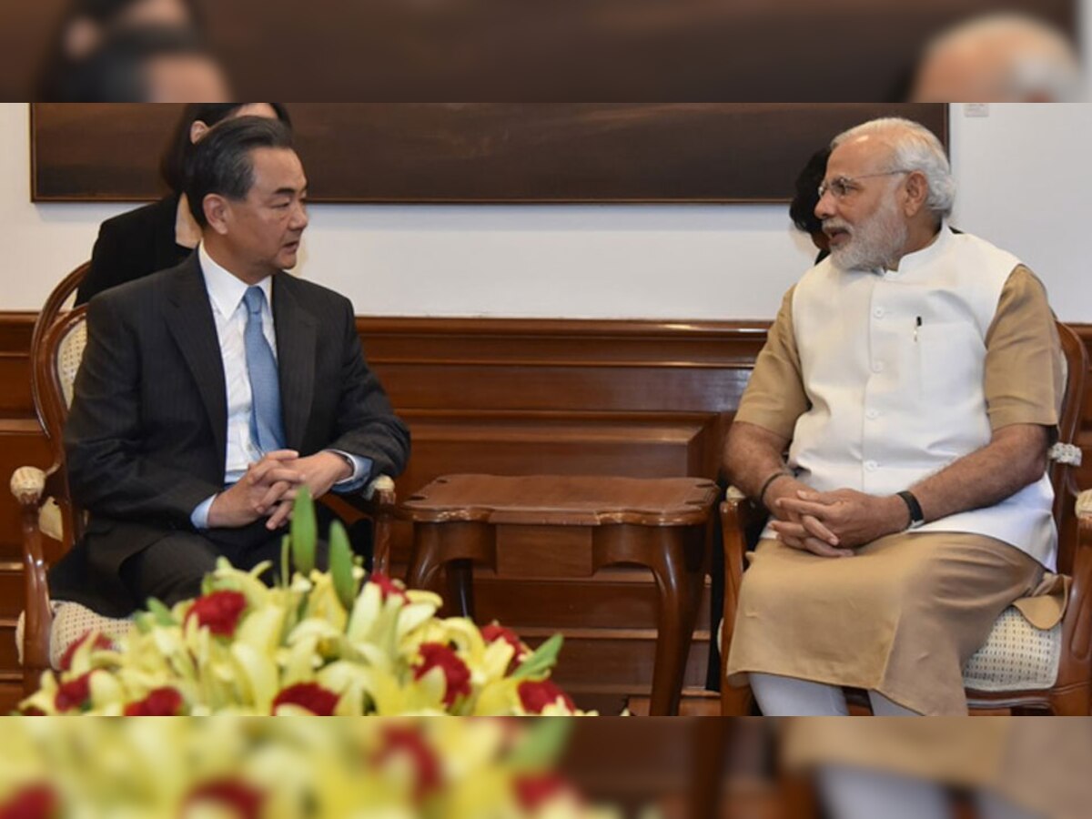 चीनी विदेश मंत्री वांग यी (बाएं) के साथ भारत के प्रधानमंत्री नरेंद्र मोदी. (फाइल फोटो)