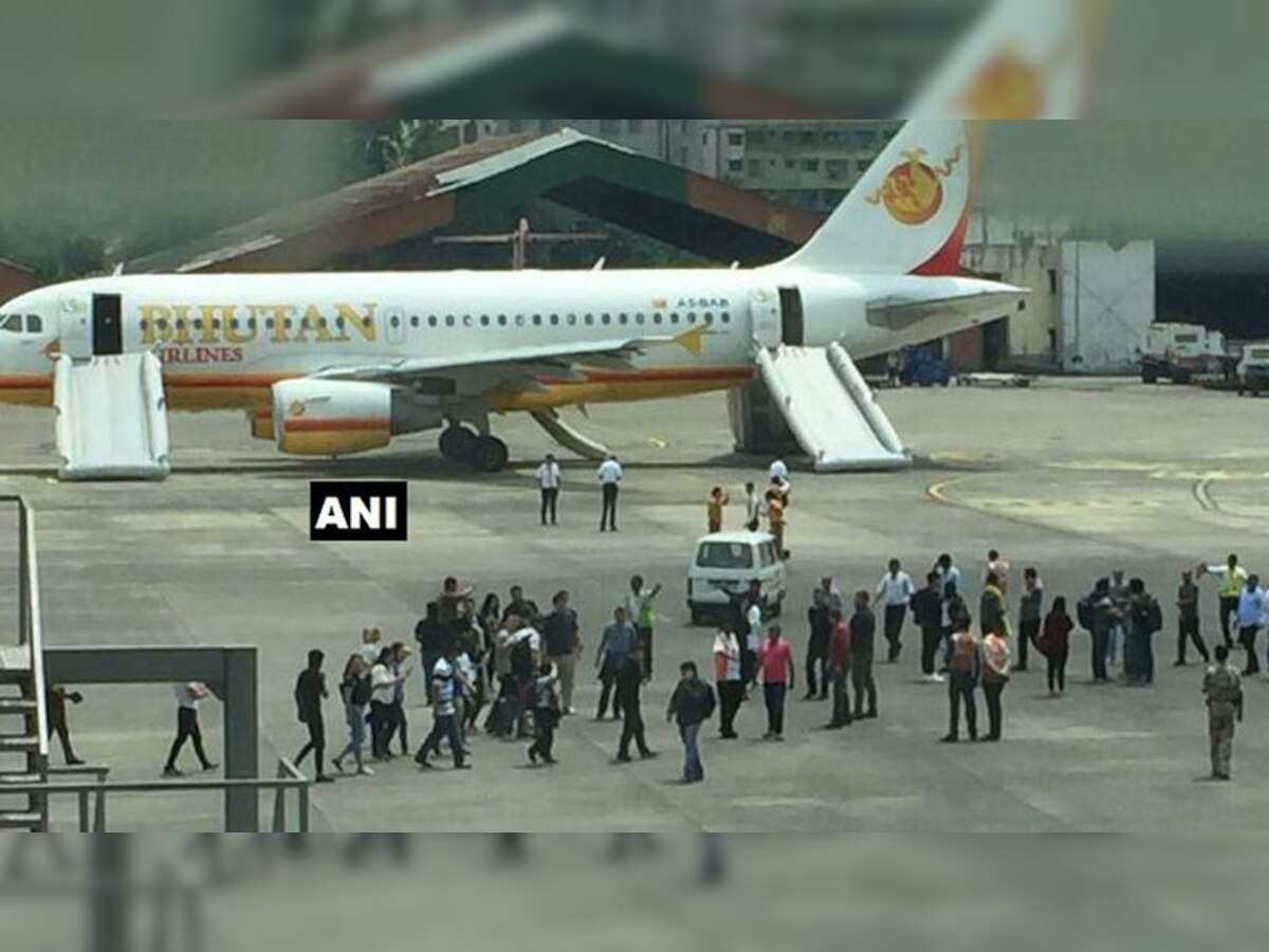 कोलकाता एयरपोर्ट पर भूटान एयरलाइन की फ्लाइट की इमरजेंसी लैंडिंग (फोटो एएनआई)