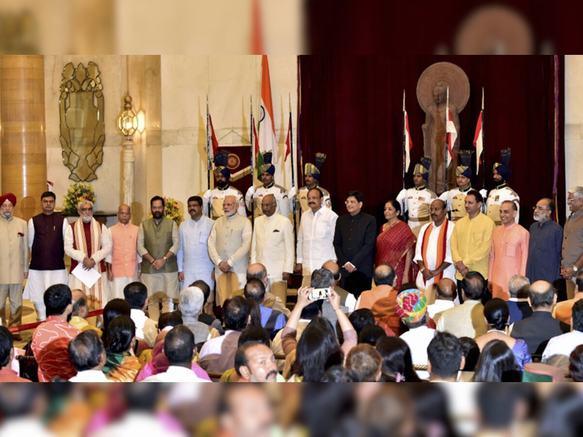 कैबिनेट फेरबदल के बाद नए सदस्यों के साथ राष्ट्रपति भवन में पीएम नरेंद्र मोदी, राष्ट्रपति रामनाथ कोविंद और उपराष्ट्रपति वेंकैया नायडु. (PTI Photo/3 Sep, 2017)