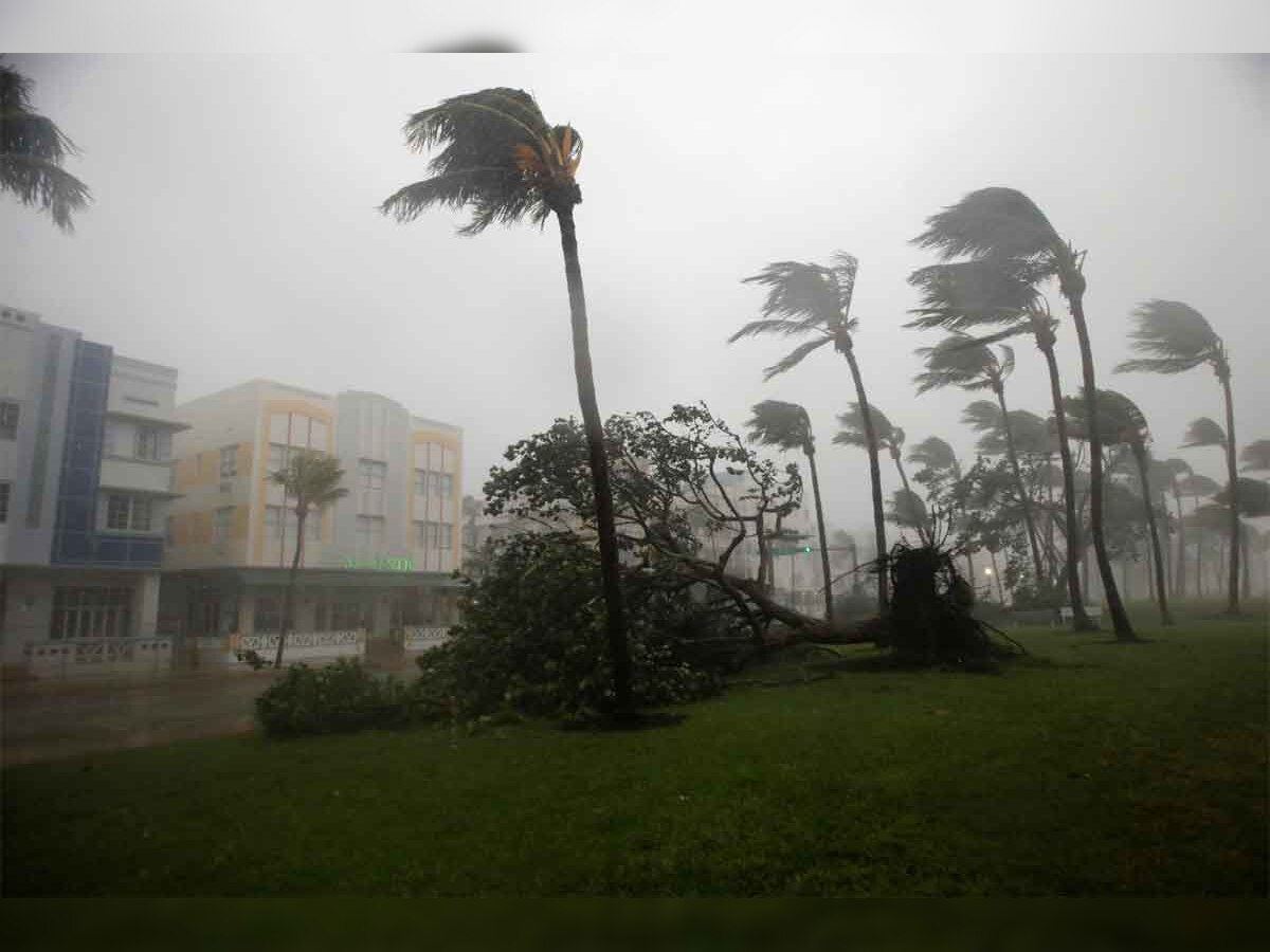 तूफान इरमा के निचले फ्लोरिडा कीज से टकराने बाद मियामी बीच पर चलती तेज हवाएं. (Reuters/10 Sep, 2017)