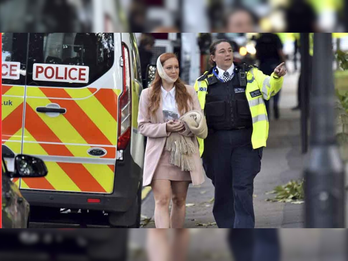 एक महिला सुरक्षाकर्मी के साथ लंदन भूमिगत ट्रेन बम विस्फोट में घायल एक महिला. (PTI/15 Sep, 2017)