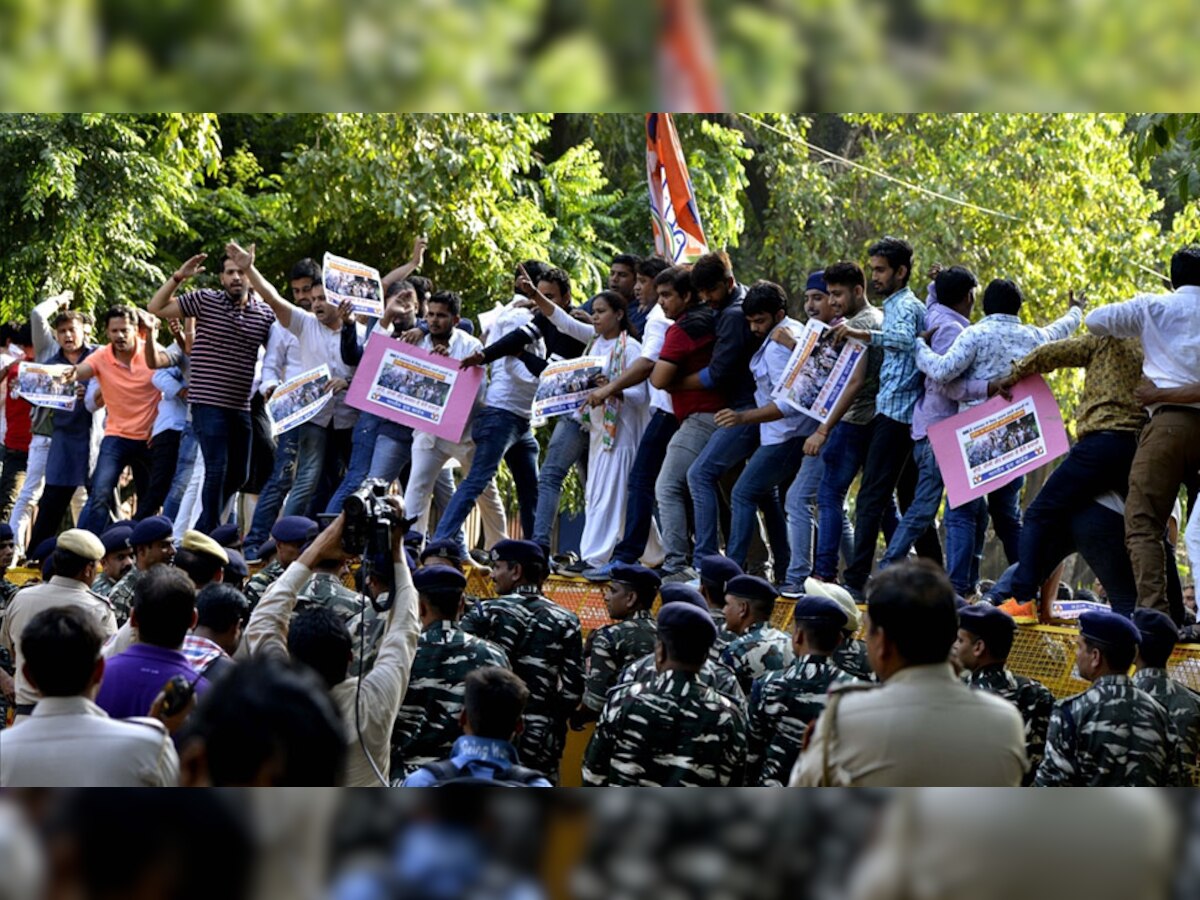 बीएचयू में विरोध प्रदर्शन कर रहे छात्रों को कांग्रेस कार्यकार्ताओं का भी समर्थन मिला है. (तस्वीर साभार: IANS)