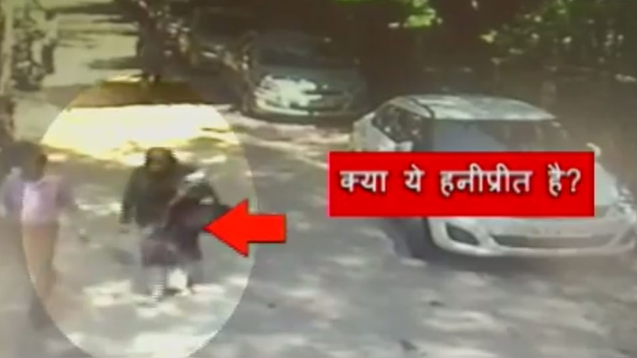 Is Honeypreet in Delhi CCTV footage started on debut | क्या दिल्ली में ...