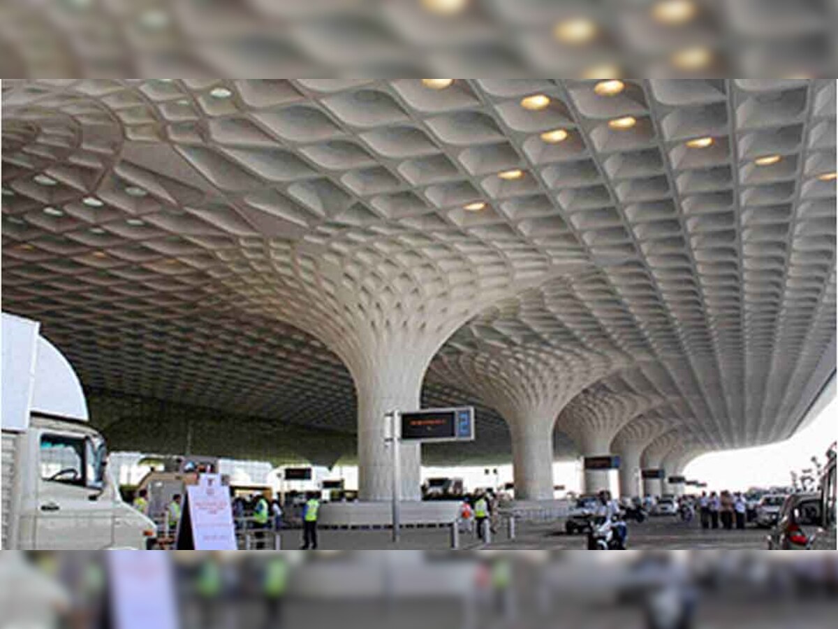 मुंबई हवाई अड्डे में पिछले वित्त वर्ष में 4.52 करोड़ यात्रियों की आवाजाही हुई. (FILE)