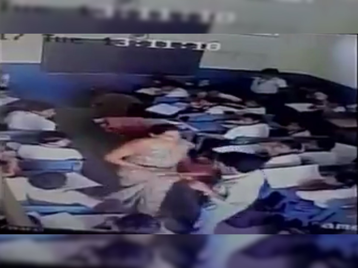 सीसीटीवी में कैद हुई बेरहम टीचर की करतूत, छात्र को बुरी तरह पीटा (फोटोः एएनआई वीडियो)
