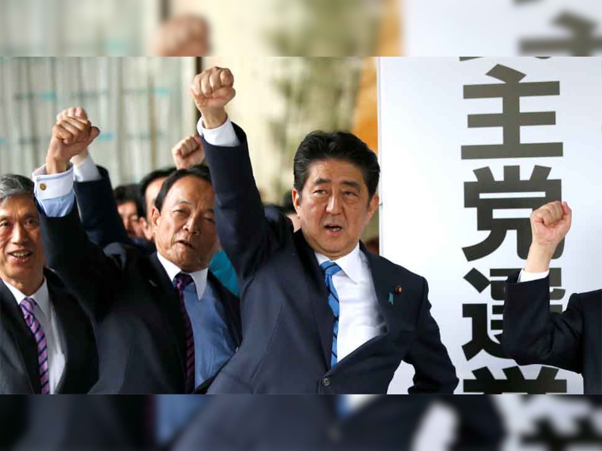 जापान के प्रधानमंत्री शिंजो आबे अपनी पार्टी के सदस्यों के साथ. (Reuters/28 Sep, 2017)