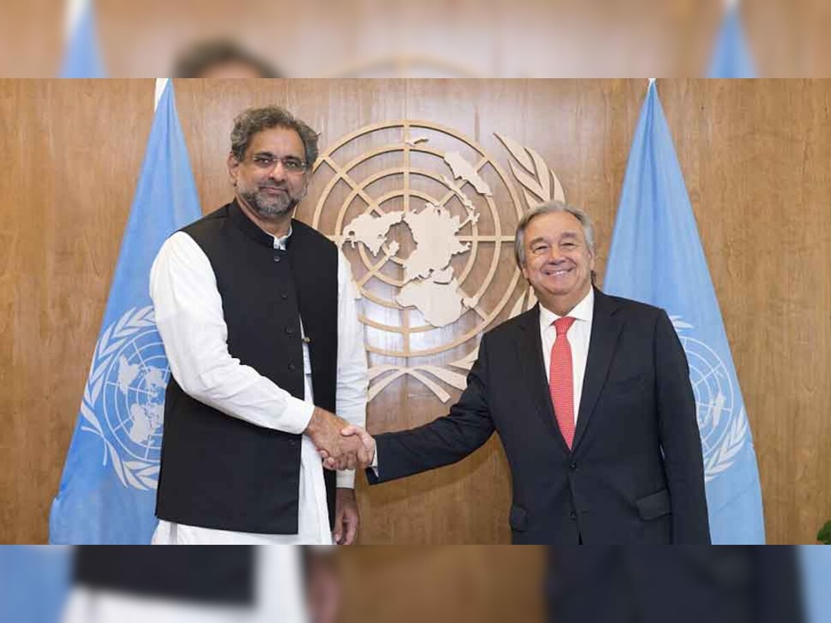 संयुक्त राष्ट्र महासचिव एंतोनियो गुतरेस से मुलाकात के दौरान पाकिस्तान के प्रधानमंत्री शाहिद खाकान अब्बासी. (IANS/21 Sep, 2017)