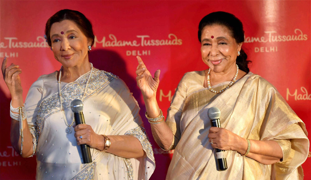 Legendary singer Asha Bhosle poses with her wax-statue during its unveiling, in New Delhi. Legendary singer Asha Bhosle poses with her wax-statue during its unveiling, in New Delhi.