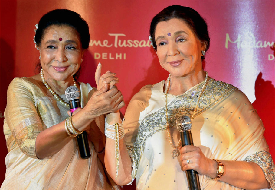 Legendary singer Asha Bhosle poses with her wax-statue during its unveiling, in New Delhi. Legendary singer Asha Bhosle poses with her wax-statue during its unveiling, in New Delhi.