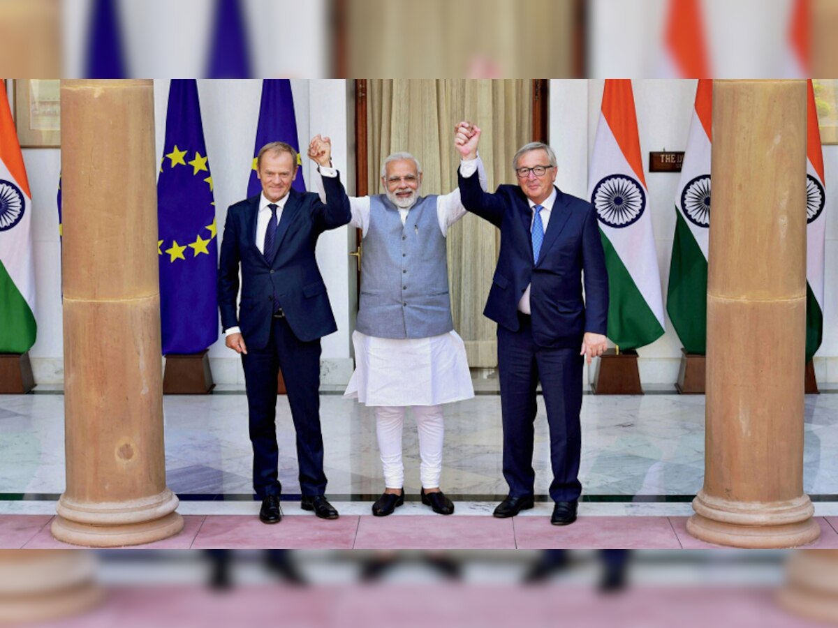 नई दिल्ली के हैदराबाद हाउस में प्रधानमंत्री नरेंद्र मोदी के साथ यूरोपीय परिषद के अध्यक्ष डोनाल्ड टस्क और यूरोपीय आयोग के अध्यक्ष जीन-क्लाउड जंकर. (PTI/6 Oct, 2017)