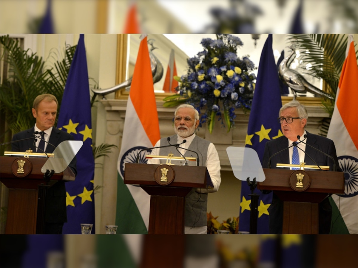 नई दिल्ली के हैदराबाद हाउस में संयुक्त संवाददाता सम्मेलन के दौरान पीएम नरेंद्र मोदी (बीच में), यूरोपीय आयोग के अध्यक्ष ज्यां क्लाद जंकर (दाएं से पहले). (IANS/6 Oct, 2017)