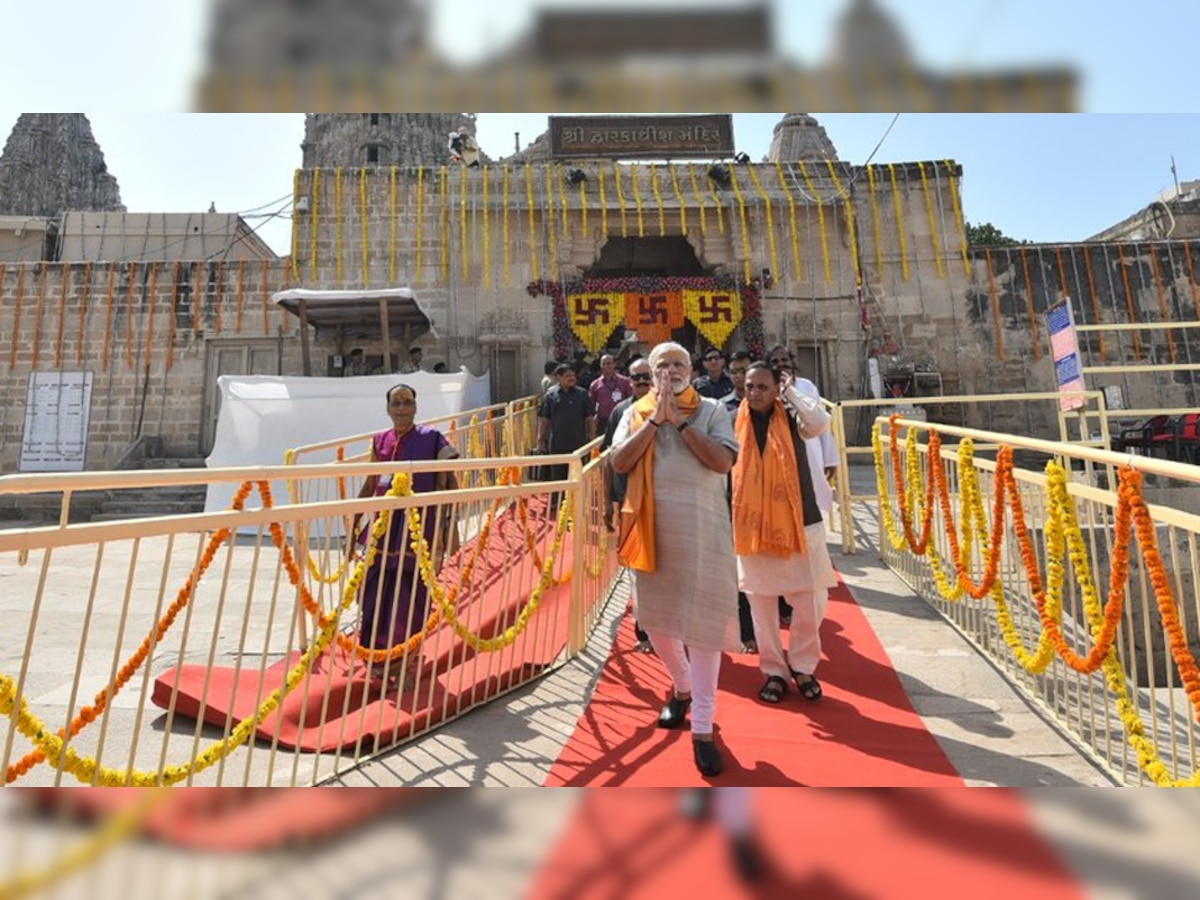 प्रसिद्ध द्वारकाधीश मंदिर में प्रधानमंत्री नरेंद्र मोदी. (PHOTO : Narendra Modi/Twitter)