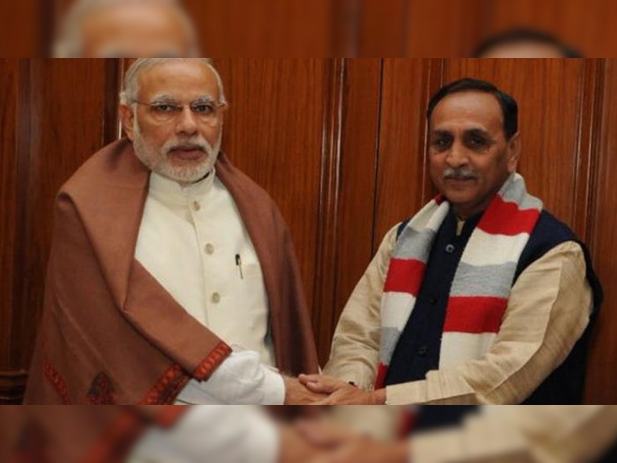 प्रधानमंत्री नरेंद्र मोदी (बाएं) के साथ गुजरात के मुख्यमंत्री विजय रुपाणी. (फाइल फोटो)