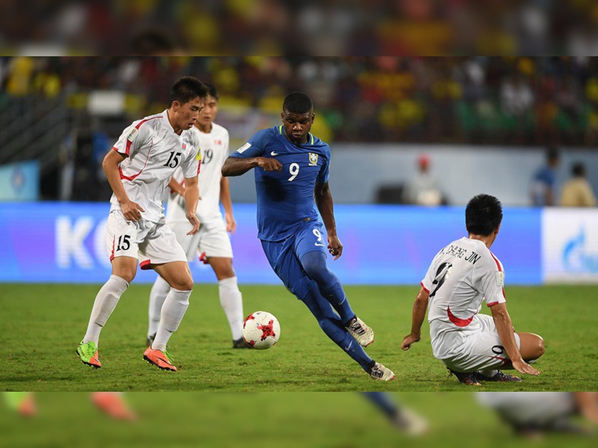 FIFA U17 World Cup: मैच के दौरान एक्शन में ब्राजील और उत्तर कोरिया के खिलाड़ी. (FIFA.com/Twitter/10 Oct, 2017)