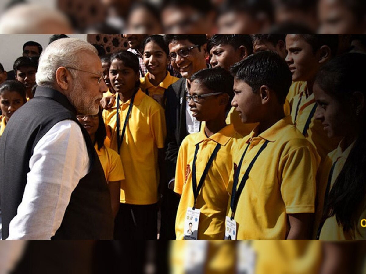 बच्चों से मिलते हुए प्रधानमंत्री नरेंद्र मोदी. फाइल फोटो.