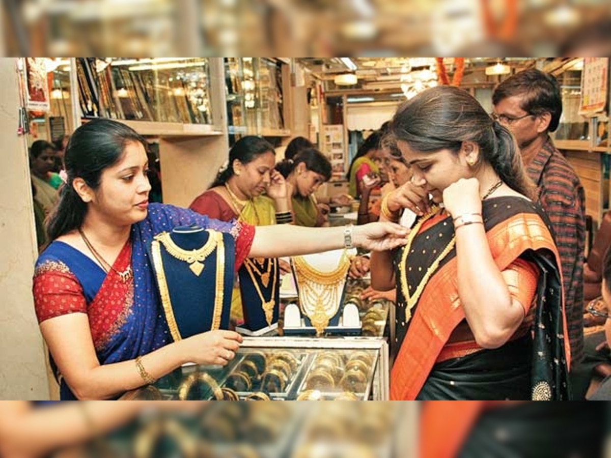दुकान में सोने की खरीदारी करतीं महिलाएं. (फाइल फोटो)