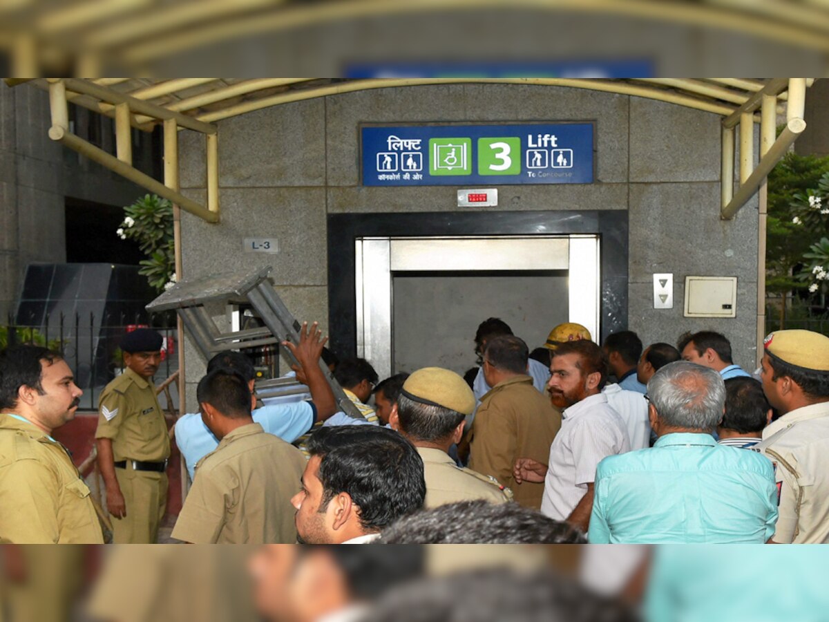 बाराखम्बा मेट्रो स्टेशन पर लिफ्ट में फंसे यात्रियों को बचाते पुलिस और डीएमआरसी वर्कर. (फोटो -PTI )