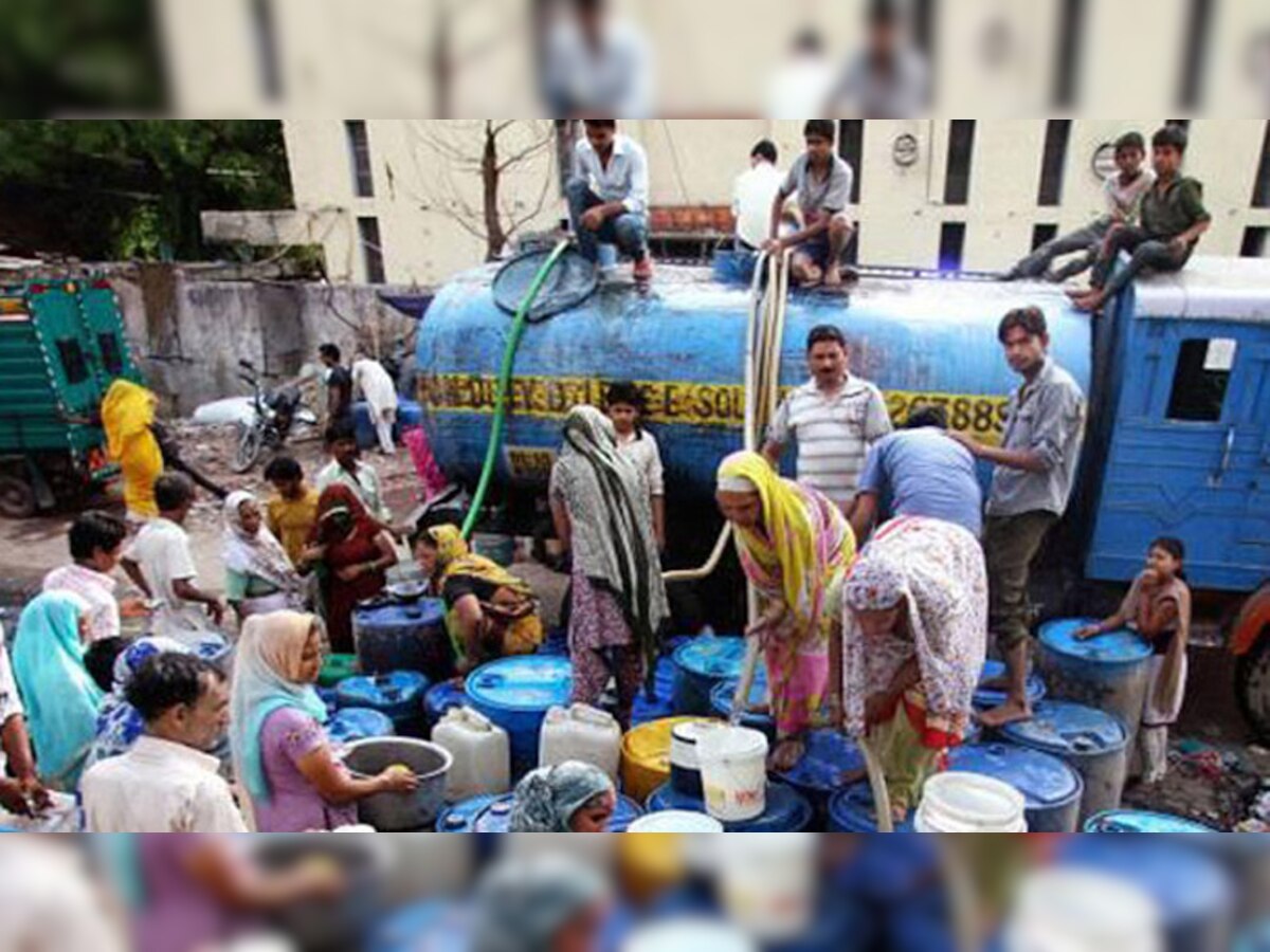 साउथ और ईस्‍ट दिल्ली के दर्जनों इलाकों में पानी की आपूर्ति प्रभावित होने से लोग परेशान हैं. (फाइल फोटो)