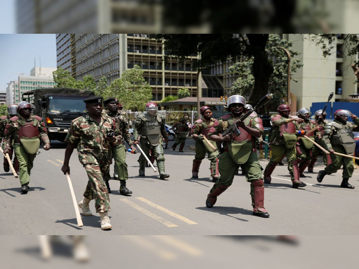 नैरोबी में विपक्ष के समर्थकों के प्रदर्शन के दौरान प्रदर्शनकारियों को तितर-बितर करने का प्रयास करती पुलिस. (फोटो साभार - रॉयटर्स)