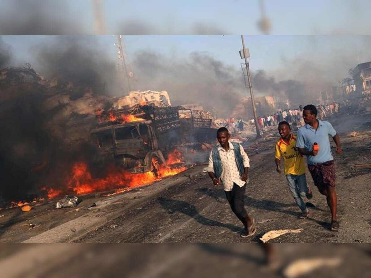 सोमालिया की राजधानी मोगादिशू में घटनास्थल के पास से निकलते स्थानीय नागरिक. (Reuters/15 Oct, 2017)