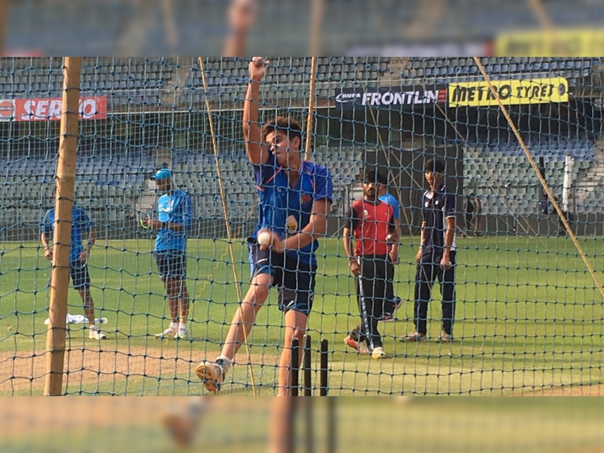वानखेड़े स्टेडियम में भारतीय बल्लेबाजों को गेंदबाजी करते अर्जुन तेंदुलकर. (BCCI/Twitter/20 Oct, 2017)